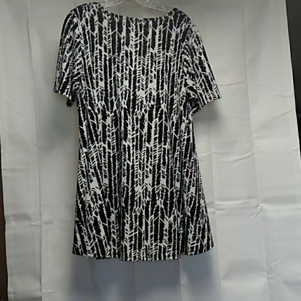 Lularoe Perfect Tee - Picture 2 of 4